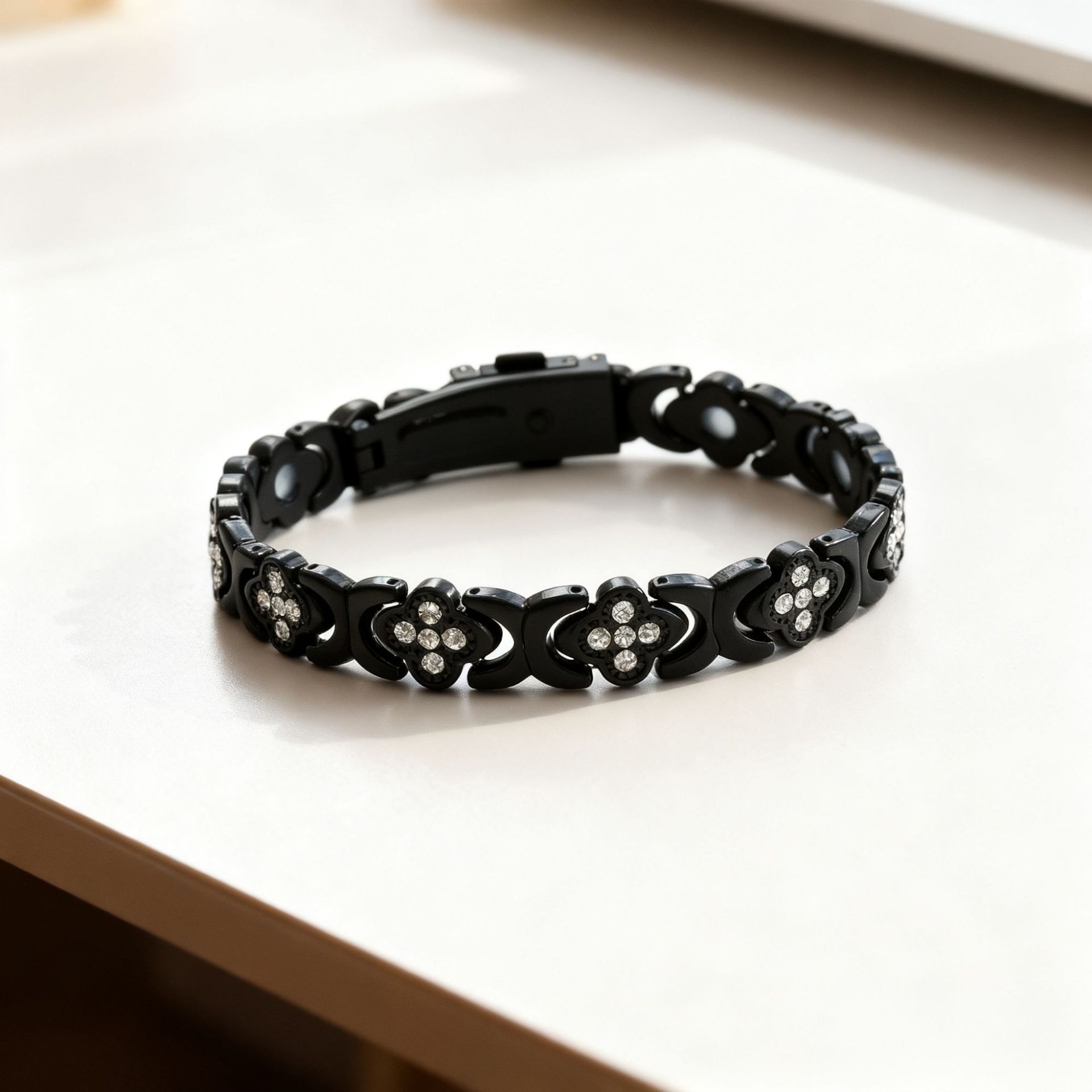Black New Fashion Lightweight Luxury Four-Leaf Clover Diamond Inlaid Bracelet — image 1