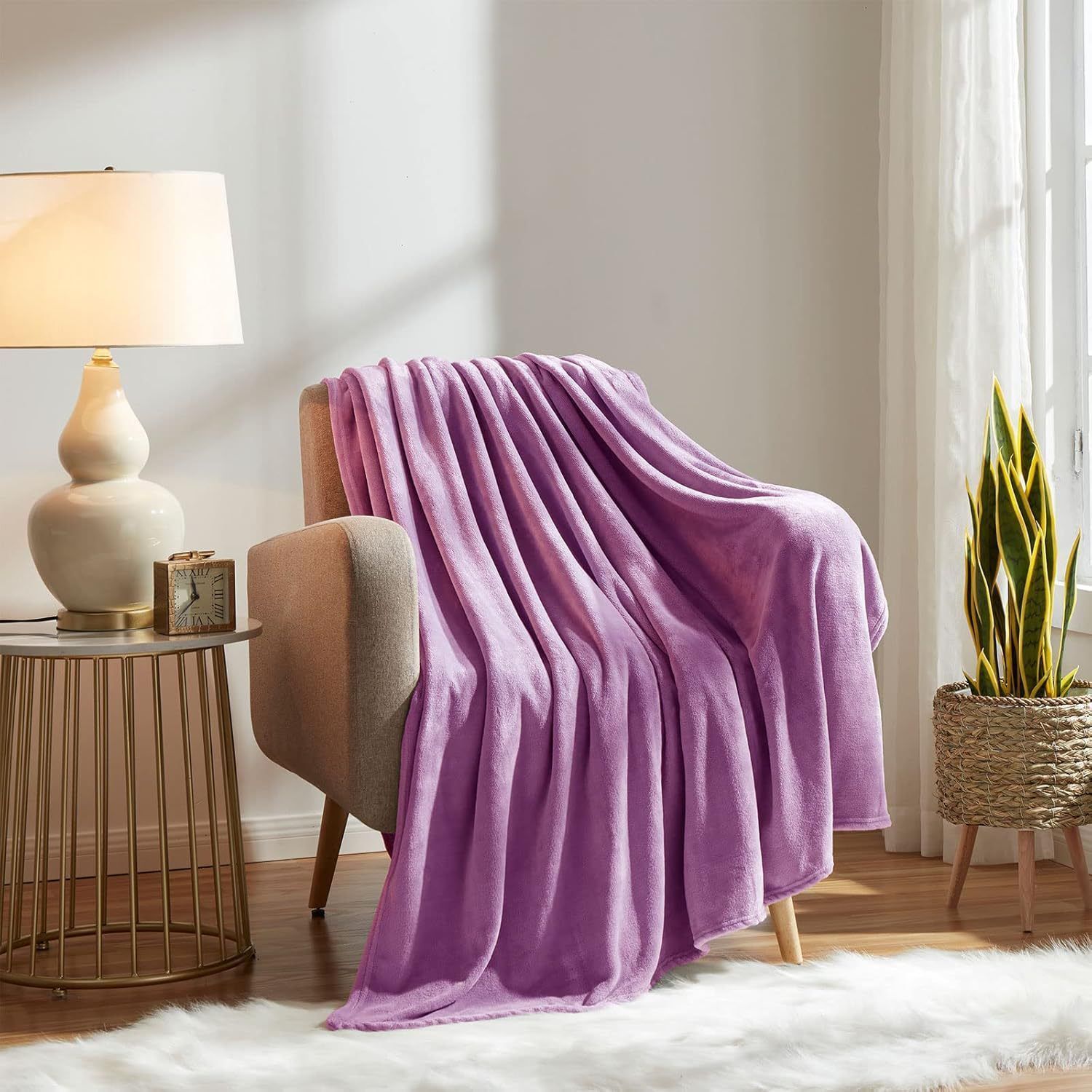 Warm Lightweight Flannel Fleece Blanket — image 1