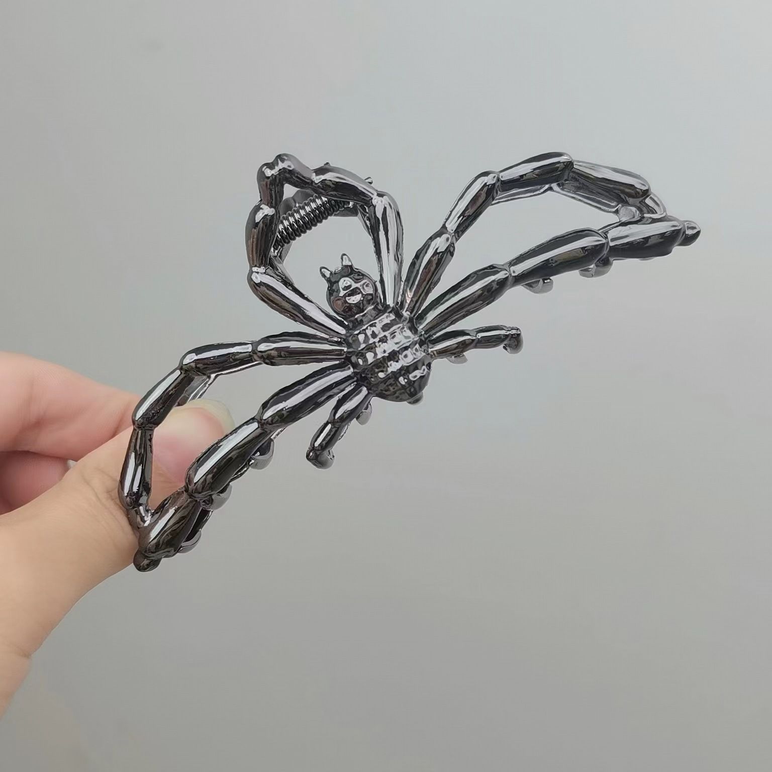 Halloween & Christmas Gun Black Spider Alloy Shark Clip — image 1