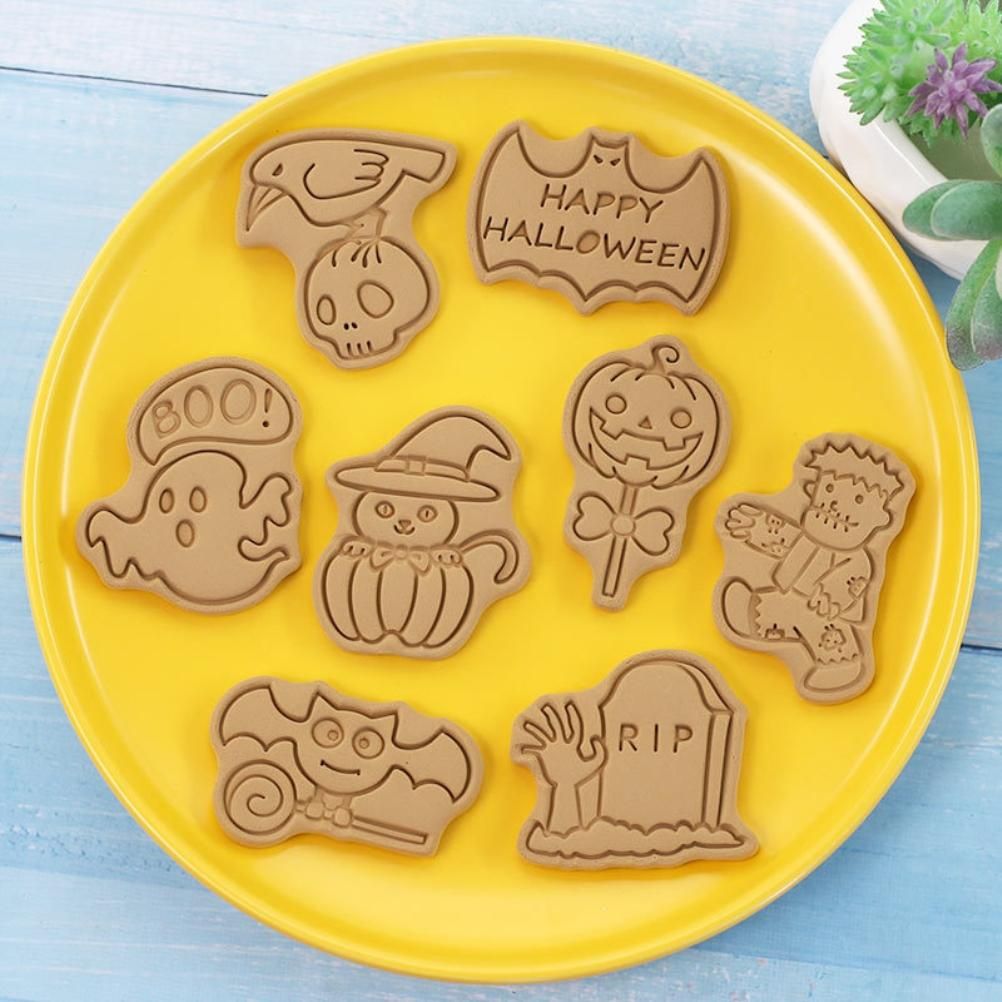 8Pcs 3D Biscuit Cutters Halloween Thanksgiving Biscuit Mould Baking Mould Hand view 3
