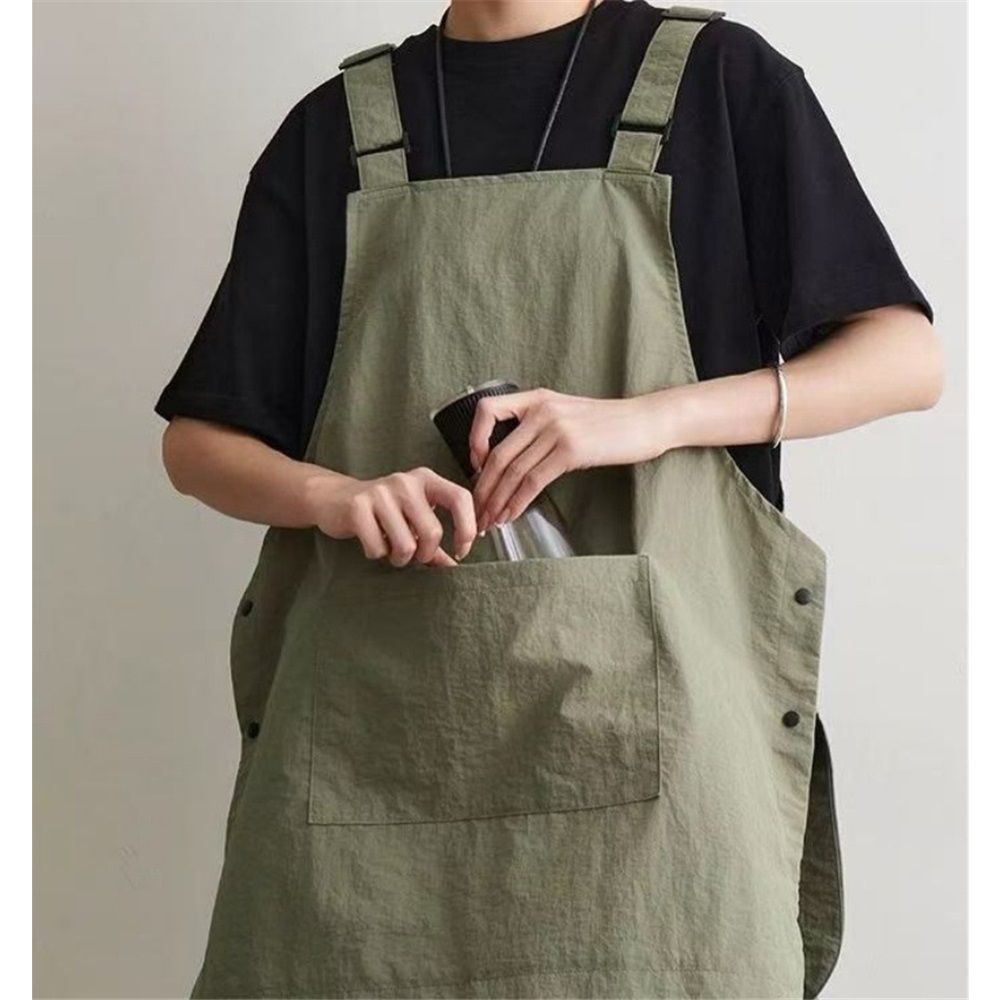 Ladies' apron - a pocket sized apron that is perfect for flower shops and kitchens view 3