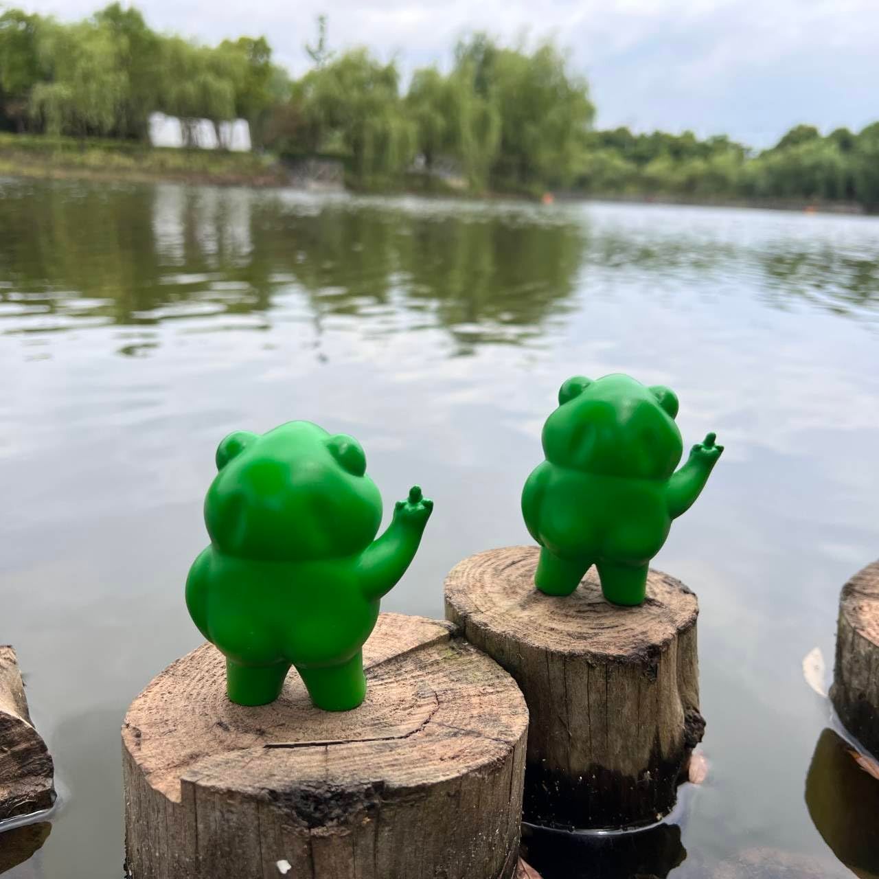 Rebellious Frog Figurine view 4