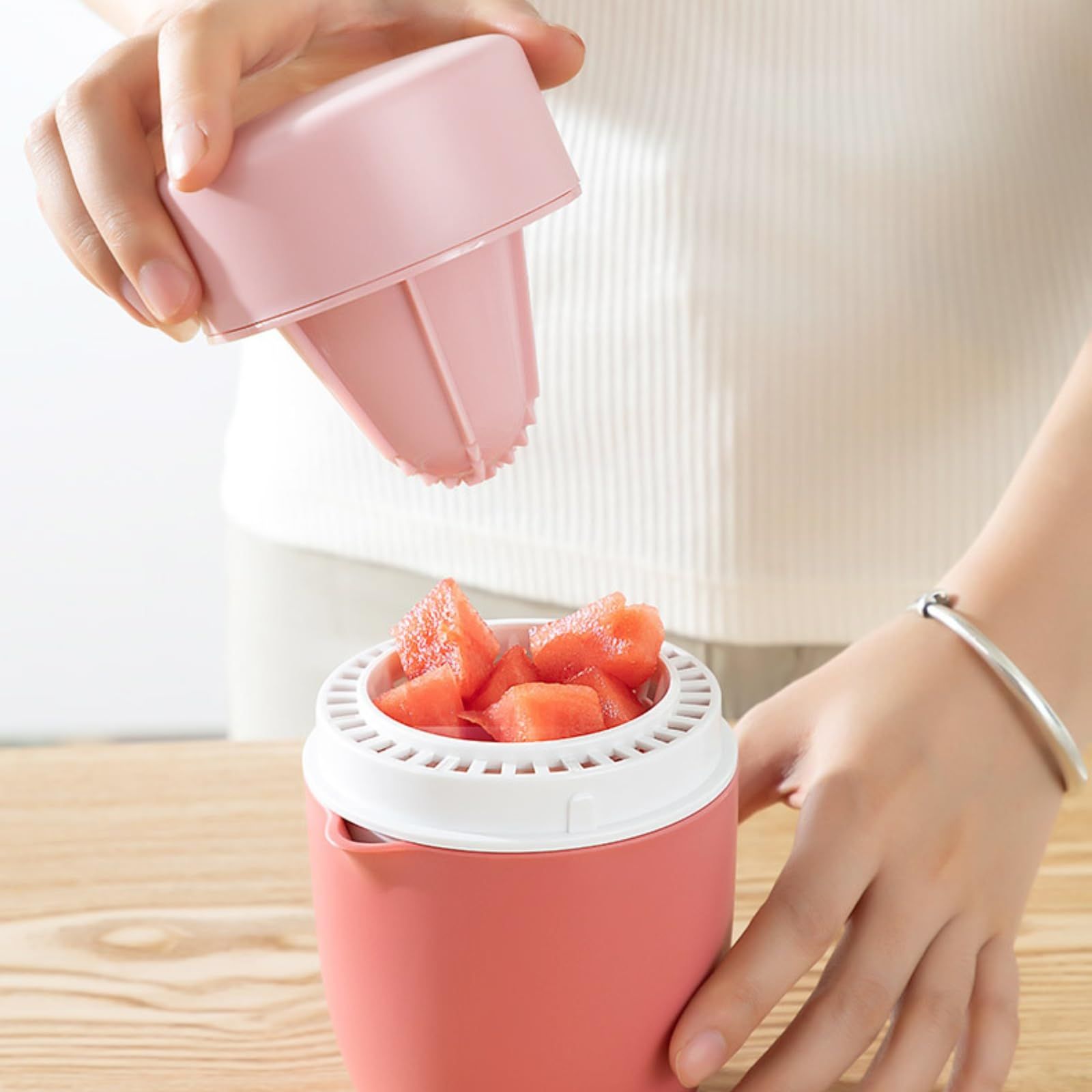 Citrus manual juicer simple manual lemon juicer small portable lime juicer cup view 5