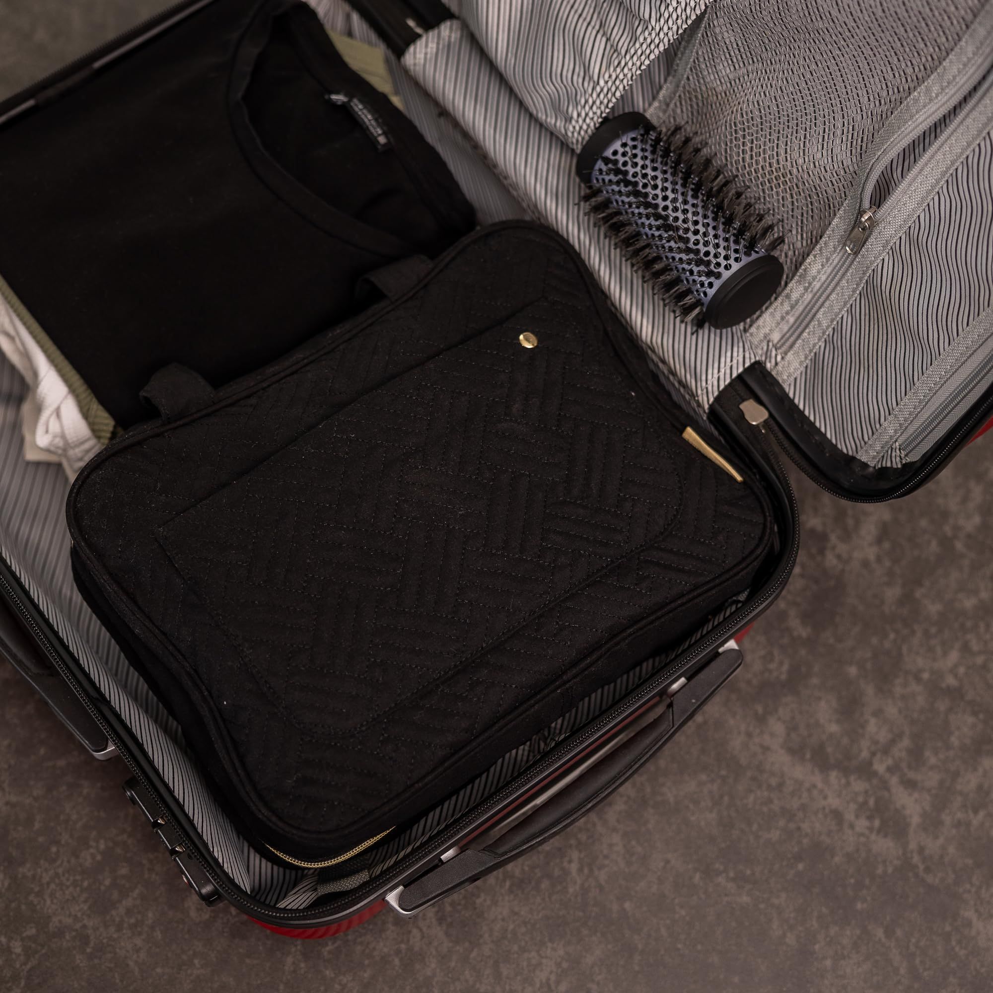 Men's and women's grooming bags view 4