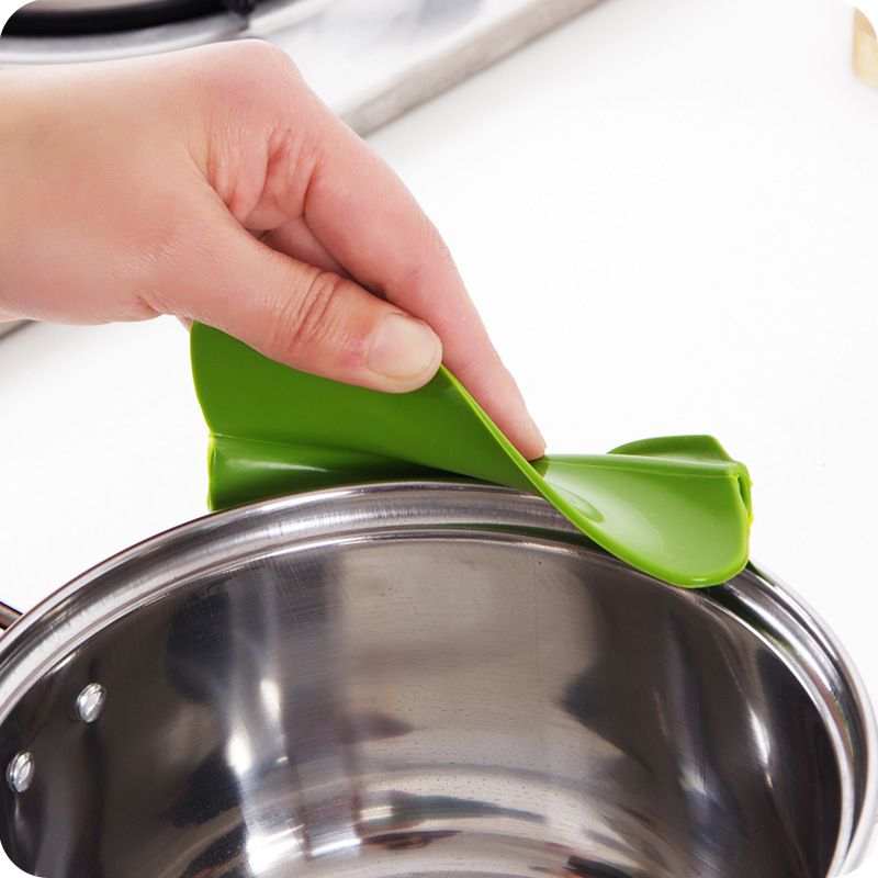 2pcs Kitchen Funnel Creative Anti-spill Silicone Slip on Pour Soup Spout view 2