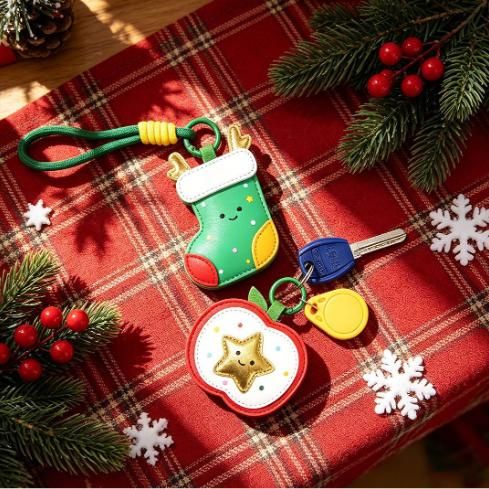 2-Piece Christmas Tree Shaped PU Leather Keychains – Cute Holiday Bag view 7